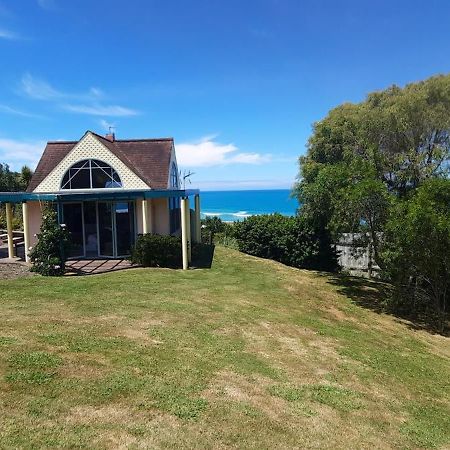 The Quarters Ocean-View Chalet Gisborne Exterior photo