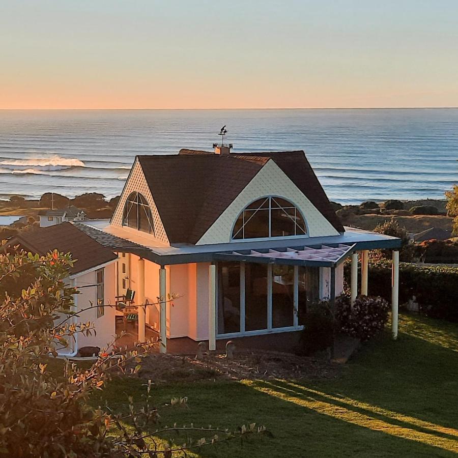 The Quarters Ocean-View Chalet Gisborne Exterior photo