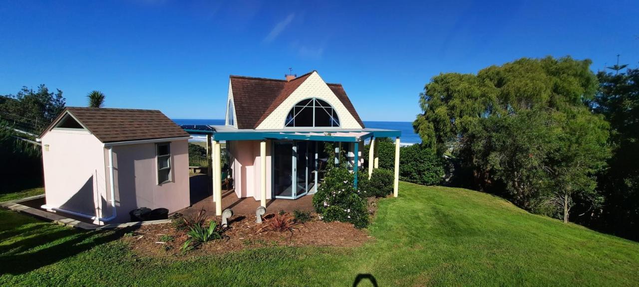 The Quarters Ocean-View Chalet Gisborne Exterior photo